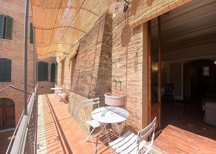 La Fonte-with Balcony Close By Piazza Del Campo * Сієна