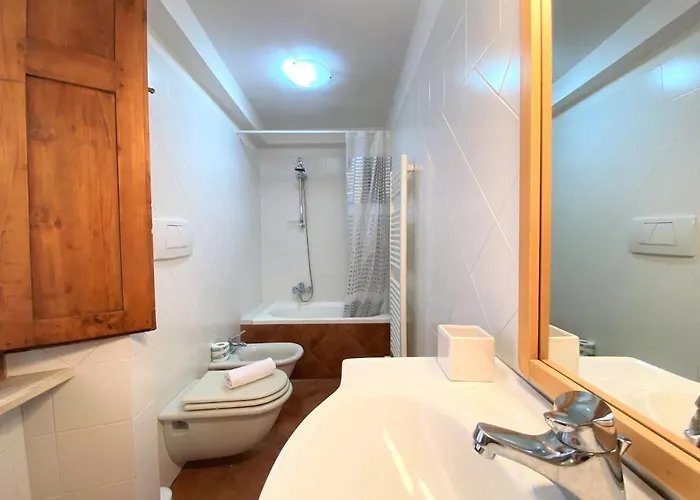 La Fonte-with Balcony Close By Piazza Del Campo 시에나